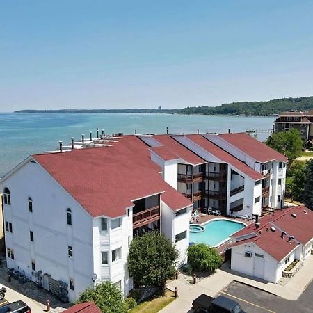Beachside 216 With Pool Hot Tub And Private Deck Overlooking East Bay Traverse City Luaran gambar