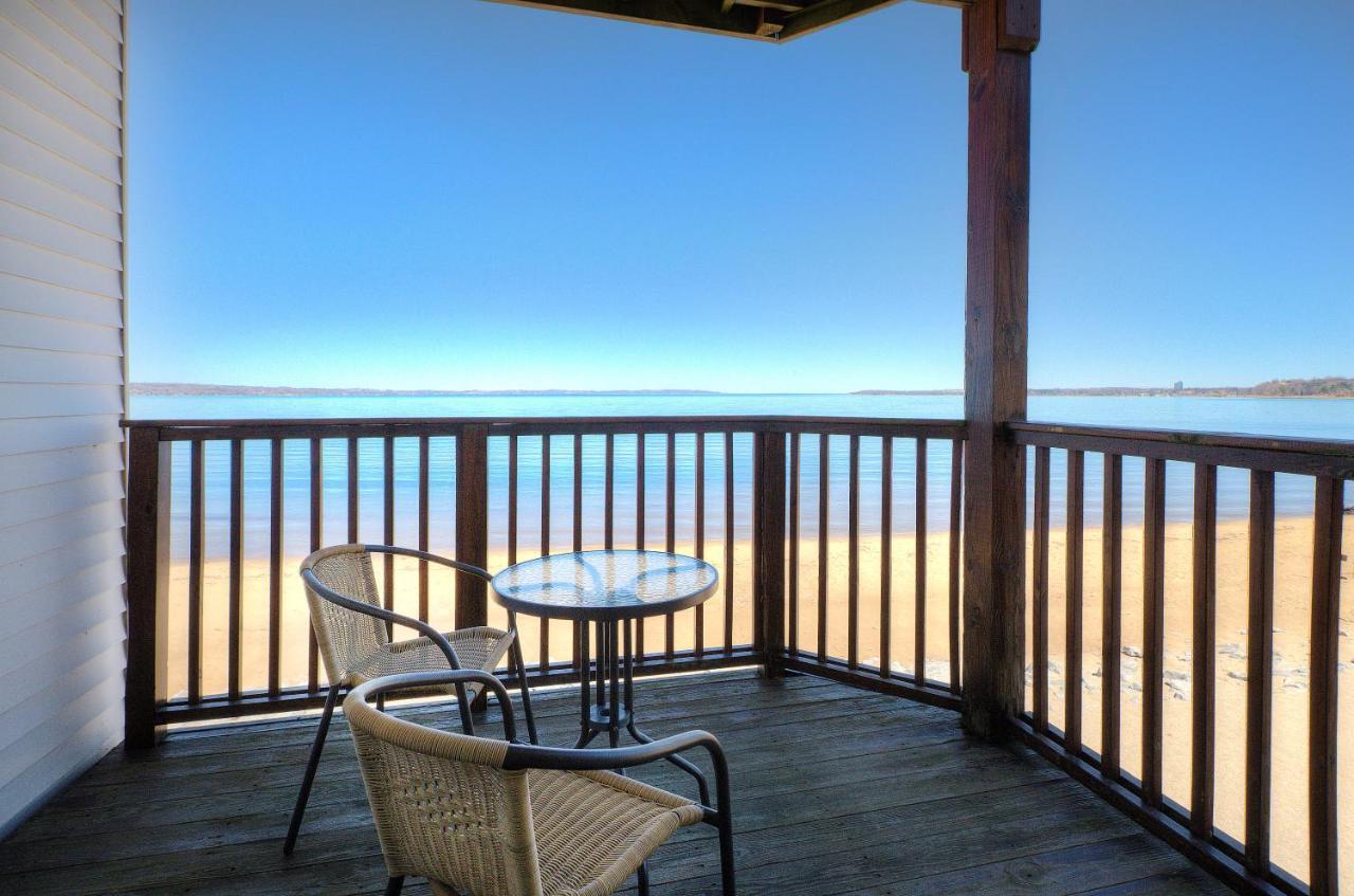 Beachside 216 With Pool Hot Tub And Private Deck Overlooking East Bay Traverse City Luaran gambar