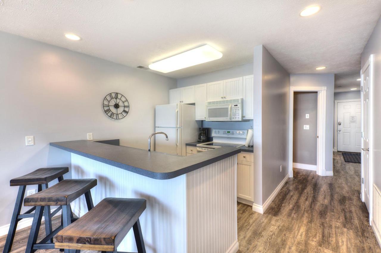 Beachside 216 With Pool Hot Tub And Private Deck Overlooking East Bay Traverse City Luaran gambar