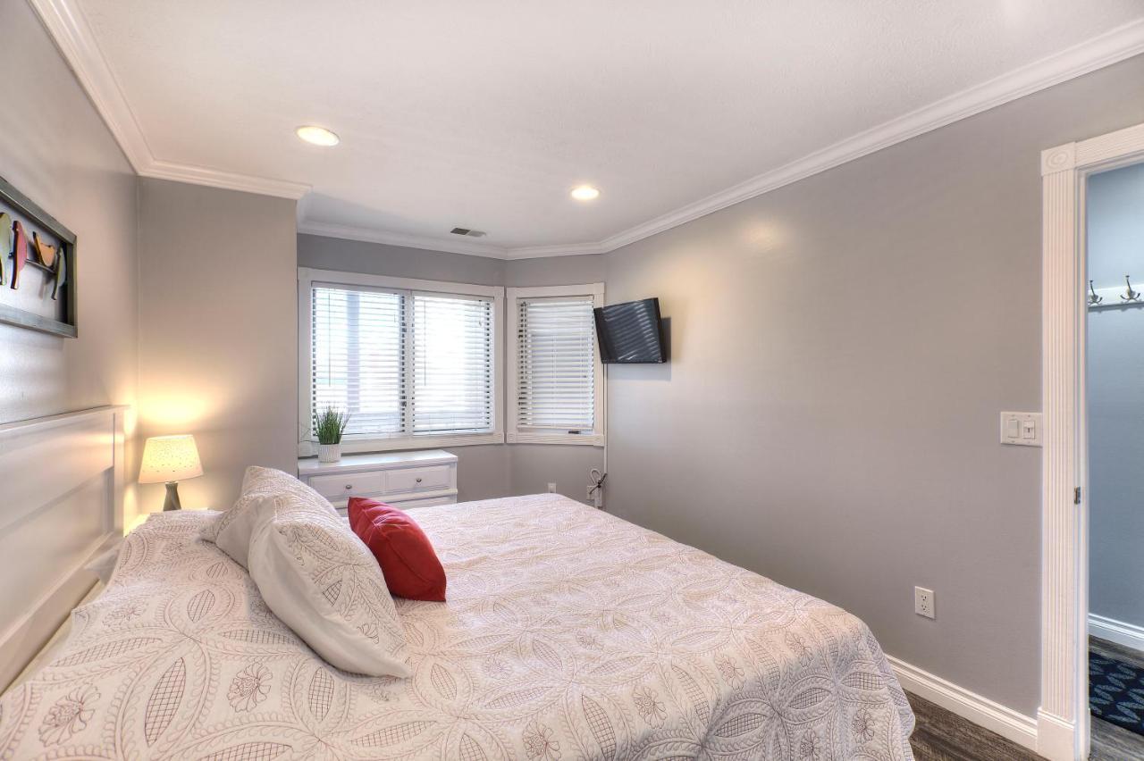 Beachside 216 With Pool Hot Tub And Private Deck Overlooking East Bay Traverse City Luaran gambar
