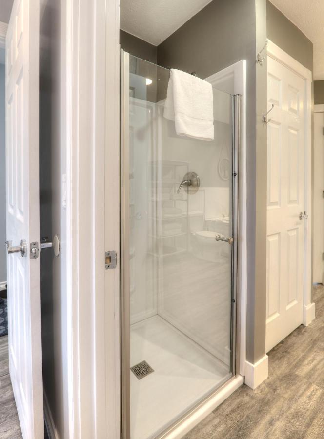 Beachside 216 With Pool Hot Tub And Private Deck Overlooking East Bay Traverse City Luaran gambar