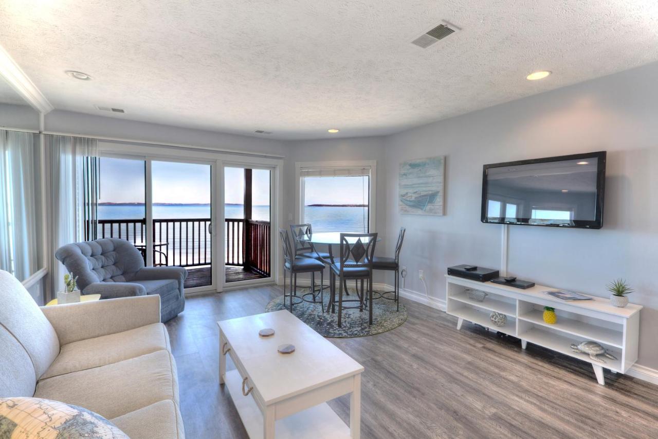 Beachside 216 With Pool Hot Tub And Private Deck Overlooking East Bay Traverse City Luaran gambar