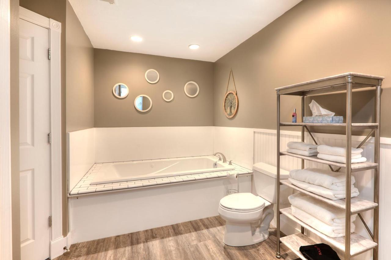 Beachside 216 With Pool Hot Tub And Private Deck Overlooking East Bay Traverse City Luaran gambar