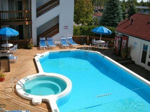 Beachside 216 With Pool Hot Tub And Private Deck Overlooking East Bay Traverse City Luaran gambar