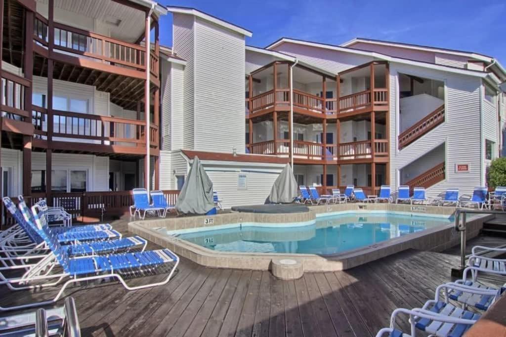 Beachside 216 With Pool Hot Tub And Private Deck Overlooking East Bay Traverse City Luaran gambar