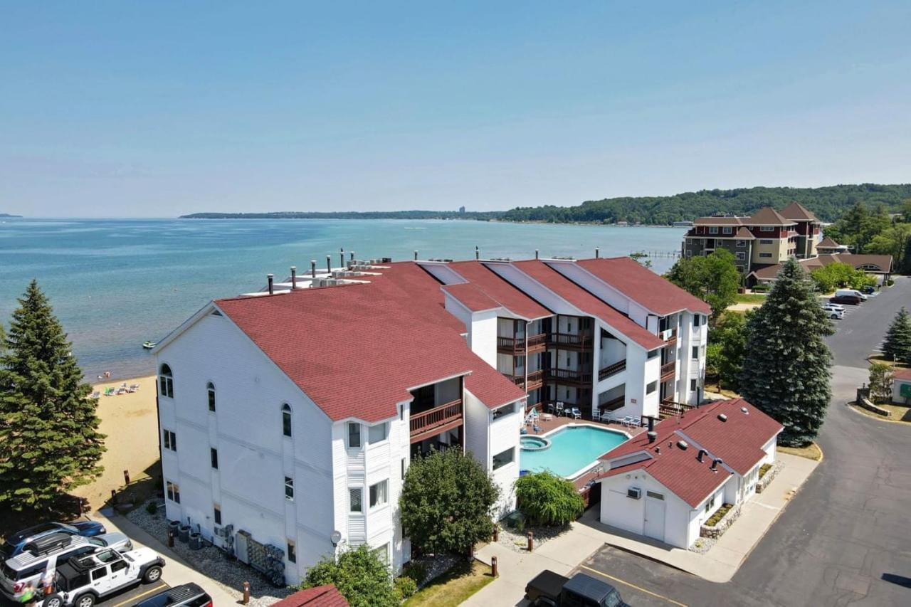 Beachside 216 With Pool Hot Tub And Private Deck Overlooking East Bay Traverse City Luaran gambar