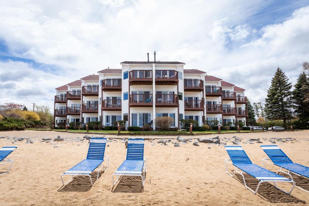 Beachside 216 With Pool Hot Tub And Private Deck Overlooking East Bay Traverse City Luaran gambar