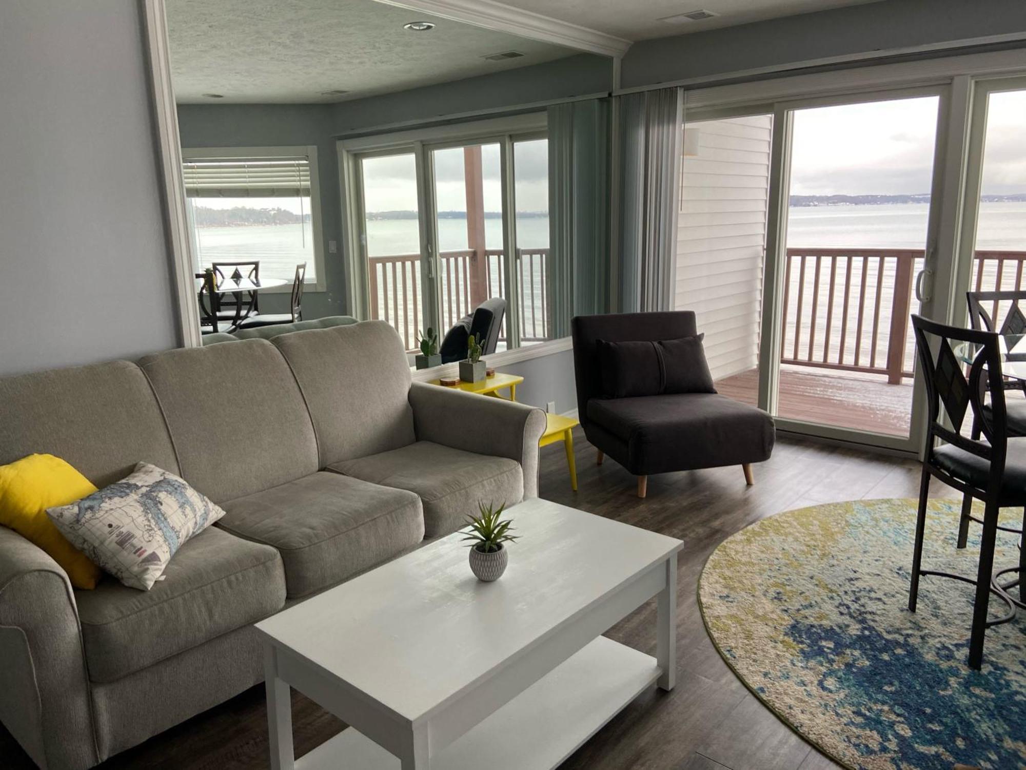 Beachside 216 With Pool Hot Tub And Private Deck Overlooking East Bay Traverse City Luaran gambar